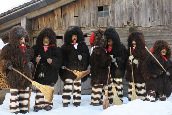 La m&egrave;scres Rollate de Sappada tol p&egrave;rt a la defil&egrave;da. 
