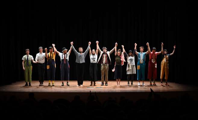 N gran batiman &agrave; compagn&agrave; la fin del spetacol.
