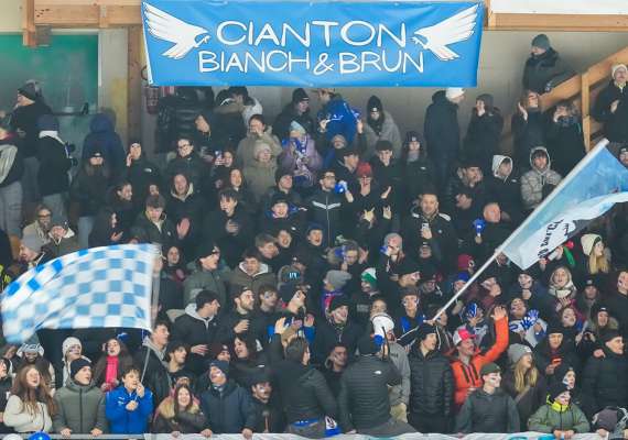 L cianton bianch e brun sostegn si jiadores.
