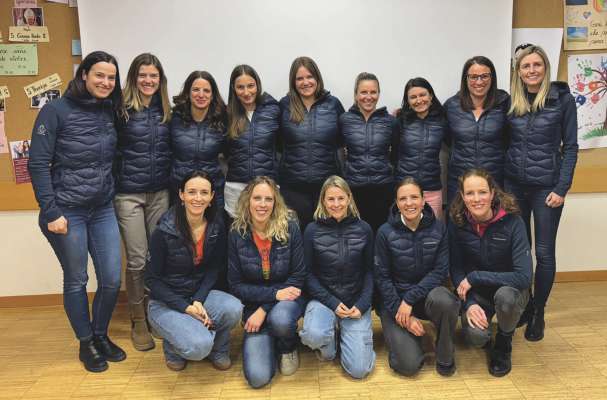 L Cuns&euml;i nuef dl Vke Gherd&euml;ina. Dovia da m.c.: Romina Glira, Carmen Pancheri, Martina Leitner, Elisabeth Kostner, Samira Mutschlechner, Isabell Kasslatter, Marion De Sisti, Martina Malsiner y Daniela Comploi. Danc&agrave; da m.c.: la presid&euml;nta Ingrid Demetz, Magdalena Runggaldier, Verena Pasolli, Katherina Obletter y Eleonora Insam. Sun la foto m&agrave;ncel Monika Perathoner.
