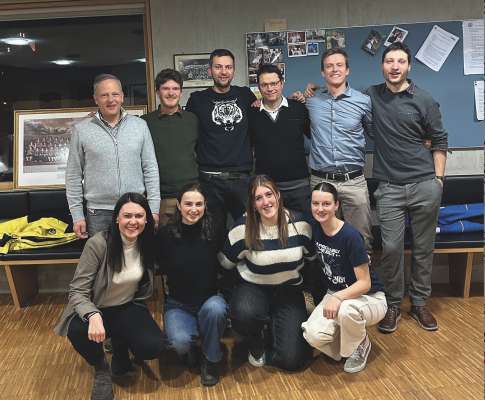 L Cuns&euml;i nuef dla Mujiga de Urtij&euml;i. Dovia da m.c.: l dirigh&euml;nt Egon Lardschneider, Isaak Demetz, l presid&euml;nt nuef Marco Lechner, Moriz Kostner, Lukas Demetz y Manuel Comploj. Danc&agrave; da m.c.: Irene Prinoth, Anna Senoner, Sarah Runggaldier y Ines Perathoner.
