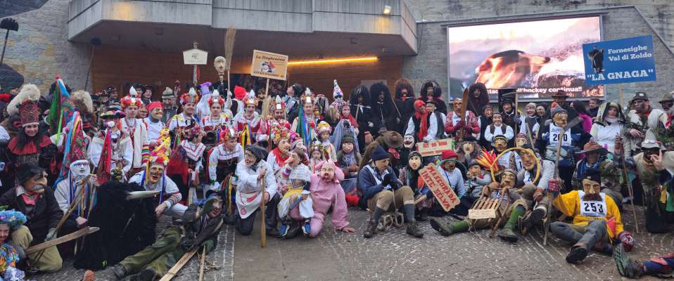 I gropes che &agrave; tout p&egrave;rt al Forum de Mascher&egrave;des Arcaiches Dolomitiches
