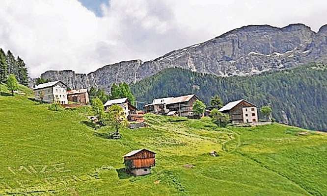 Dagh&eacute; co le tipiche cese &ndash; majon, majon e tablei. Nagler:&raquo;Sort de fabricac che se ciapa compagn siebelo ja Col che nta Fodom&laquo;.
