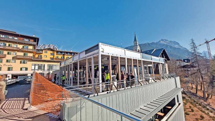 I &agrave; bet&ugrave; ra Casa Italia su ra piaza de ra Olimpiades, che ra sconde ra jeja de San Iaco, el Comun Vecio e deboto anche el cianpanin.
