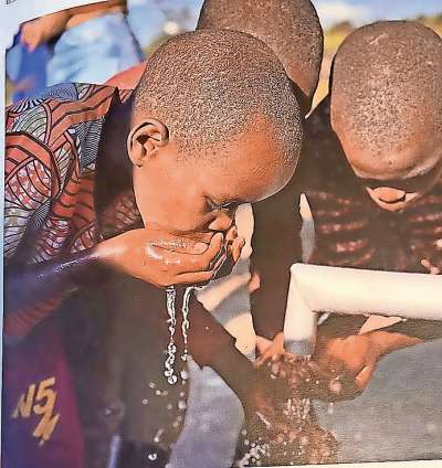 L »miracol« de Lara: l poz per la iega n Ugánda l deventarà na realté