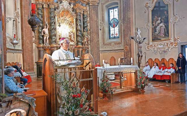 Monsignor Renato Marangoni vescovo de Belun Feltre &lsquo;l &agrave; dito mesa granda, par ra festa de ra Madona de ra Difesa in Anpezo.

