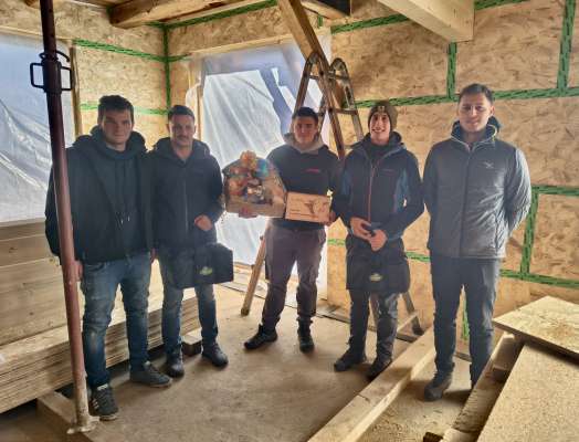 (Dmc) Le presid&euml;nt di zidladus jogn dla val d&rsquo;Isarch Martin Gross, Thomas Ploner (2. post), Jan Pedevilla (1. post), Elias Tschurtschenthaler (3. post) cun Matthias Wenter, diretur provinzial de zidlam&euml;nt dles vaces zinces. foto:MD
