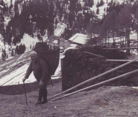 De merz dl 1956 cun l termometer che mustrova -26&deg;C jiva nce i seni&euml;ures g&euml;n a cr&igrave; mpue de ciaut: ch&euml;sta fotografia sa Fussel &agrave; fat n &euml;l de Wetzlar ti Paejes Tud&euml;sc che fova de albierch tl Hotel Dosses a S. Cristina. (Foto: Cuns&euml;i de Furmazion S. Cristina/Ermst Senoner)
