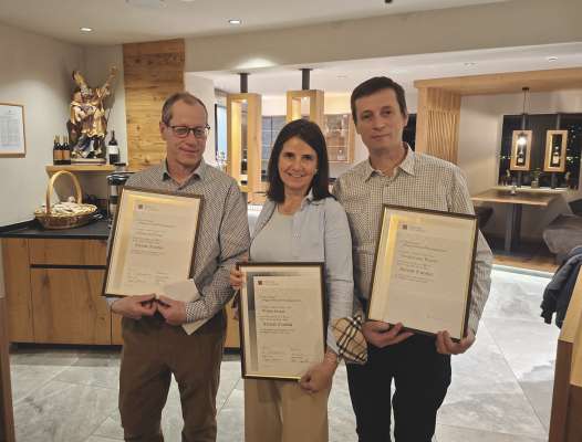 &Agrave; pud&ugrave; pi&euml; do na uneranza ntan la senteda generela dl Cor de Dlieja de Runcadic (da m.c.): Christian Ploner, Wilma Insam y Friedemann Ploner. 
