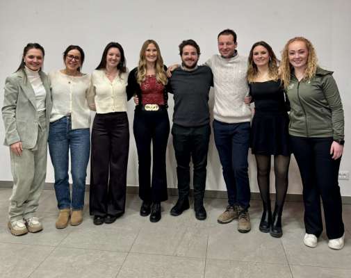 L cuns&euml;i di J&euml;uni de S&euml;lva da dant: Julia, Mara, Anna, Julia, Alex, Lukas, Melanie y Karin.
