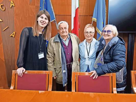 Manuela Ladurner (prescidenta de la Union dei Ladins da Fodom) al Convegn de Gorizia, auna al dott. Domenico Morelli (prescident CONFEMILI), a sua f&euml;mena e a la Katja Canalaz, prescidenta de sociazion dei jovegn sloveni nte la Talia (Dru&scaron;tvo mladih Slovencev v Italiji).
