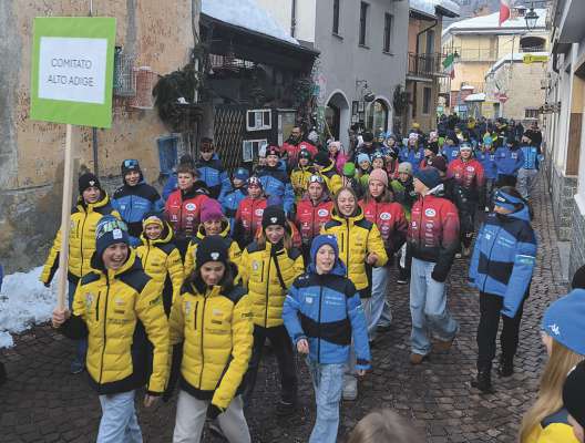 La defilieda tres l luech dl cumit&eacute; di atlec y l&rsquo;atletes dl Sudtriol.
