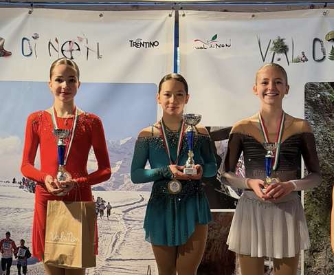 La fasc&egrave;na Emily Fosco 1^ (te mez) e la badiota Marlene Tschaffert 3^ (a man dreta).
