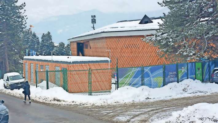 Ra cabina noa fata da Enel in Anpezo, inp&oacute; el stadio Olimpico de ra jaza, col medemo disegno de chera architetura del 1956.
