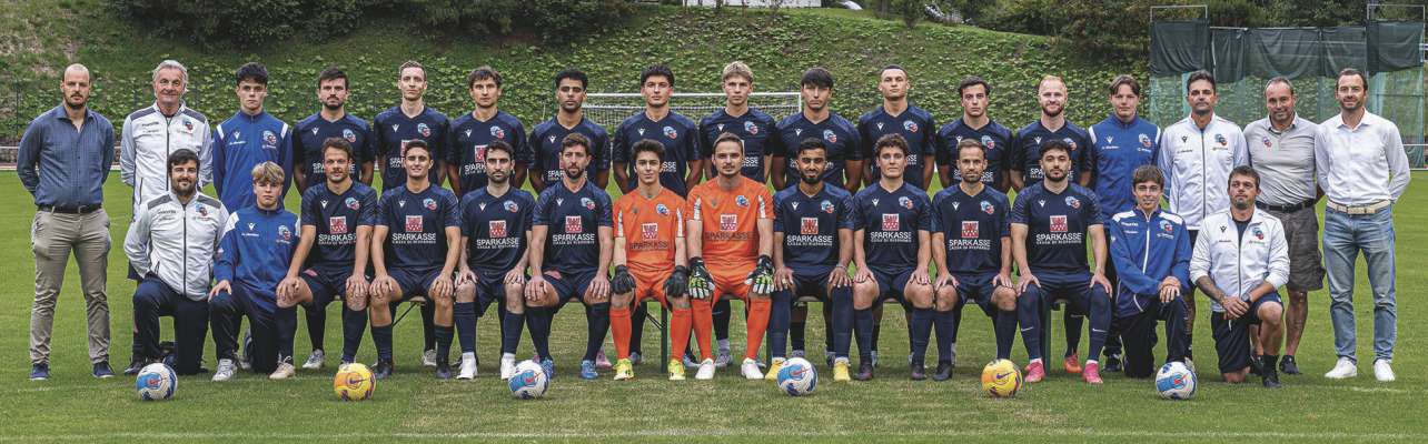 Nce sce l ie mo fr&euml;it, iel bele stat i prim juesc de Ezel&euml;nza. N v&euml;ija duta la scuadra cun alenad&euml;ures.
