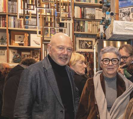 Wilhelm Senoner cun si f&euml;na Claudia tla but&euml;iga dai libri Bocca tl z&euml;nter de Milan.
