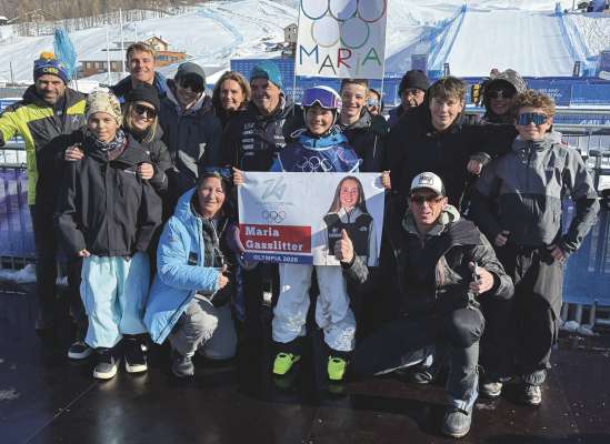 La j&euml;una de Gherd&euml;ina cun si fans che ie jic a ti cial&eacute; pro a Livigno. 

