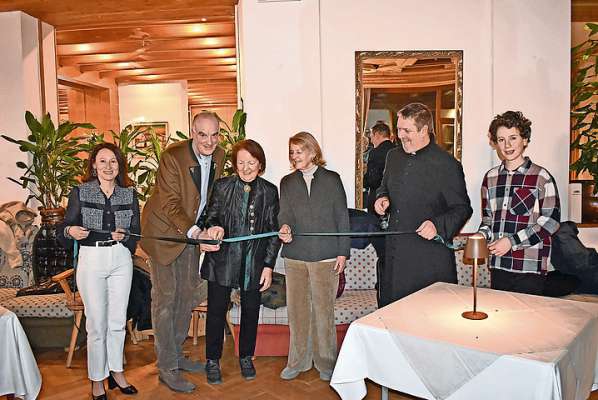Chi de ra familia Gillarduzzi e Menardi, de &lsquo;l hotel Argentina in Pocol: se conta zinche jenerazios che scrie ra storia de Anpezo. Da man zanca Noemi, Giovanni, Nicoletta, ra vize capocomun Roberta Alver&agrave;, el pioan don Ivano e el pizo Alessandro.
