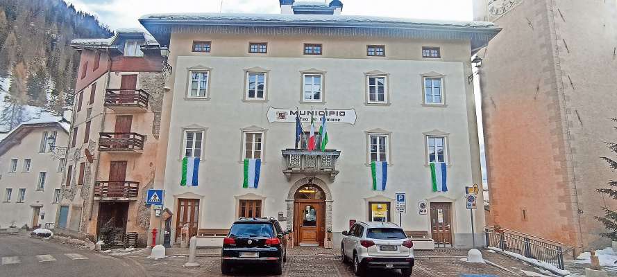 Grana la resposta nta Fodom al ap&eacute;l de m&euml;te fora le bandiere ladine.
