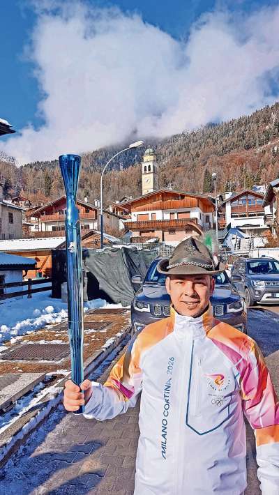 Marco Martini co la flama de olimpia.
