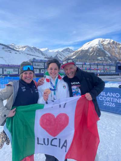 Lucia Dalmasso contenta anter si genitores Pietro e Elena Valt.
