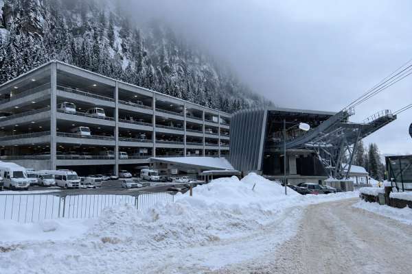 Tel fabricat nef sar&agrave; post per pi&ugrave; che 500 auti e na otantina de campers. (Foto IA)
