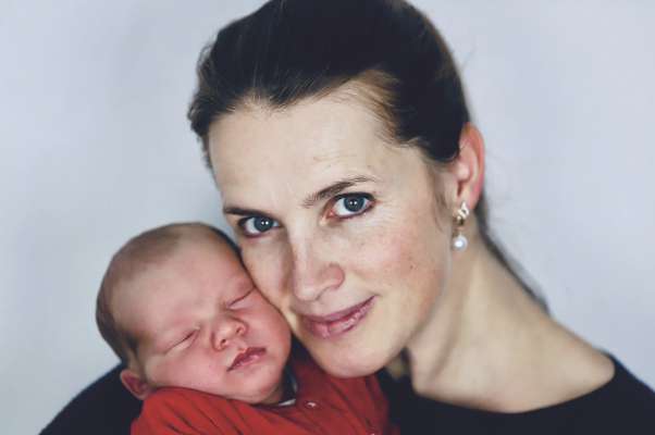 Adele Kostner cun l m&euml;nder de si cater mutons, nasci&ugrave; l ann pass&agrave;. 
