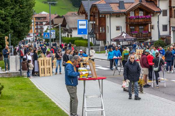 Sciori s&rsquo;la spazir&euml;ia fora por la strada principale da Corvara, d&rsquo;ist&eacute; dl 2025. (Foto: &copy;Freddy Planinschek)
