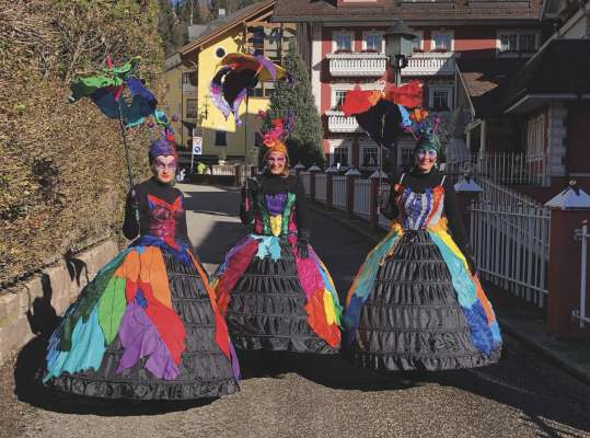 Na foto de coche la tr&euml;i cumpanies fova furnides l ann pass&agrave; dala defileda de Carnesci&agrave; a Urtij&euml;i. 
