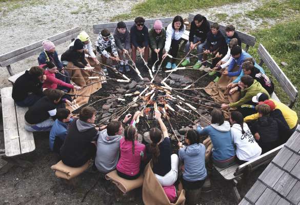 D&rsquo;inst&agrave; &agrave; i m&euml;ndri y la m&euml;ndres l mesun de pud&euml;i se devert&igrave; nia m&eacute; fajan sport, ma nce stajan n cumpan&igrave;a. (FOTO NJG)
