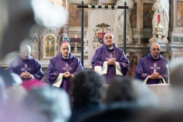 Tratan la m&euml;ssa de Capiun tl dom da Balsan: le V&euml;sco Ivo Muser (2. dmd) &aacute; zelebr&eacute; la m&euml;ssa danterater cun le Nuntius Giampietro Dal Toso (2. dmc) y le Vicar General siur Eugen Runggaldier (bel a man d&euml;rta). (Foto: &copy; Diozeja Balsan/Porsen&uacute;)
