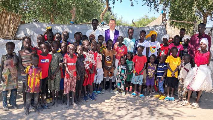 Siur Stefano cun mituns y jonins de s&uuml;a misciun.
