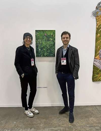 Gabriele Grones con Giorgia Lucchi de Boccanera Gallery, dav&aacute;nt a nen suo laour a &raquo;Zona Maco&laquo;.
