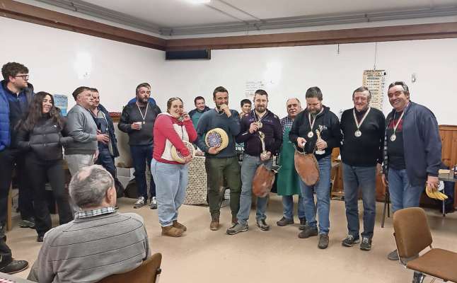 La premiazion de le prume trei copie. Da m&aacute;n ci&aacute;mpa: Raissa e Mauro, Cristian e Matteo, Sisto e Walter.
