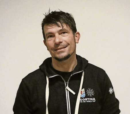 Alessandro Michielli Pelele contadin e artejan de scianel anpezan: el port&agrave; inaante &lsquo;na tradizion de dojento ane.
