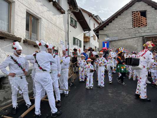 La m&egrave;scres &eacute; verties a pe&egrave;r via en defil&egrave;da.
