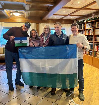 L grop de ghesć svedeisc con la bandiera ladina e chela del J&auml;mtland.
