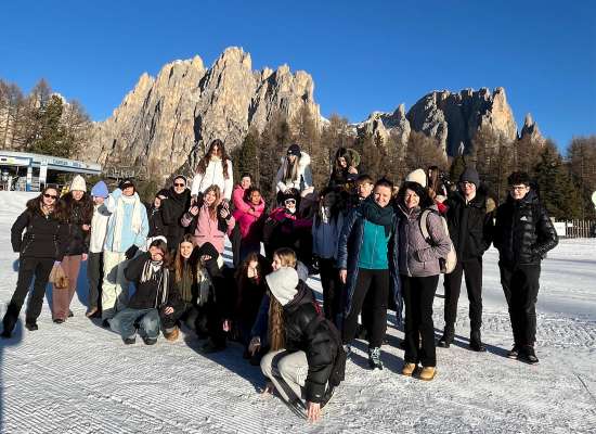 I studenc &agrave; pod&ugrave; se cognoscer e veder noscia realt&agrave;, te scola e sul teritorie.
