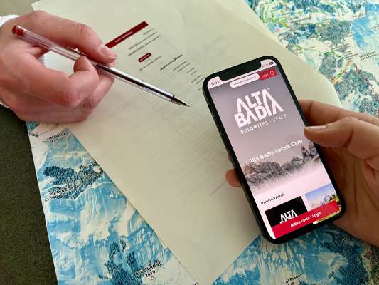 La domanda p&oacute; gn&iacute; fata ti ofizi dla Cooperativa Turistica Alta Badia. foto:mo
