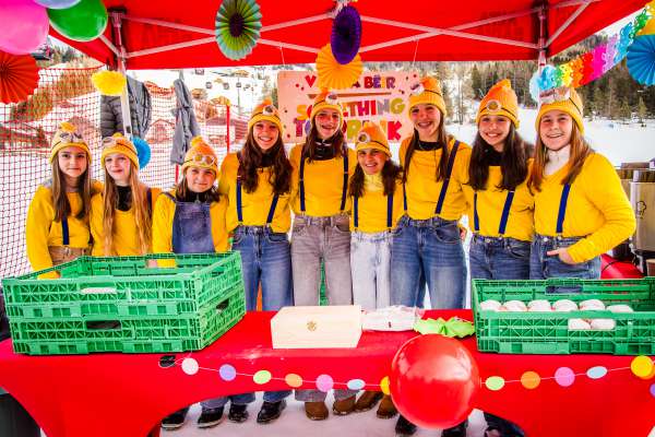 Le grup dla Schira Jonila de Badia che &aacute; partezip&eacute; ala festa cun na bancarela. foto:Manuel Glira
