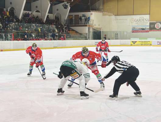 Bele n juebia dl&rsquo;ena passeda do la v&euml;nta per 5 a 2 contra l Bregenzerwald, y do m&eacute; tr&euml;i di ndut sies juesc dl turnus de cualificazion f&ograve;vel segur: l Gherd&euml;ina ie inant. (Foto: Hc Gherd&euml;ina)
