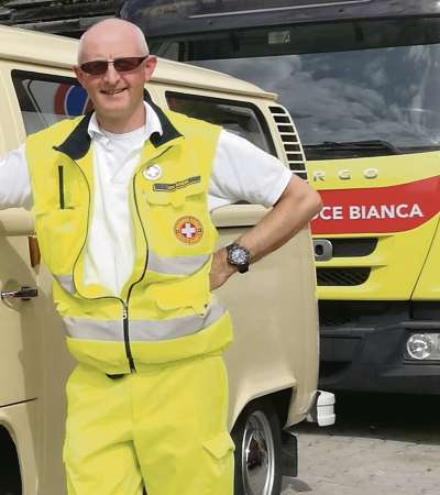 Luca Gandini co ra mondura de ra Crosc bianca: da cuaranta ane 'l &eacute; un de i vorentie de ra sezion de Anpezo.
