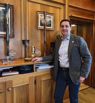 El capocomun anpezan Gianluca Lorenzi Chenopo inze el so ufizio, in Ciaśa de Comun, daante i chentl de ra Olimpiades e de ra Paralimpiades 2026, chel de i VII Śoghe 1956, el faral con inze el fo de Olimpia.
