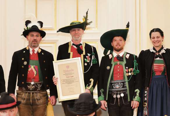 Da m&aacute;n ci&aacute;mpa: Christoph Schmid, comand&aacute;nt dei scizeri del Tirol del Sud, Ivan Lezuo, Emanuel Delmonego, Major dei scizeri ladins, Stephanie Mulser, Bundesmargetenderin.
