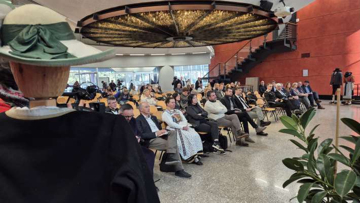 Autorit&egrave;des de istituzions ladines, mochenes e zimbres a la D&igrave; region&egrave;la de la mendranzes. (foto: Ofize stampa) 
