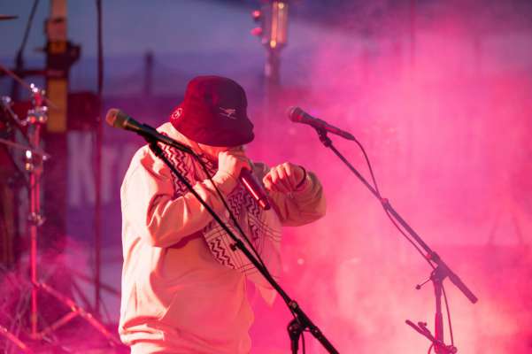 Le jonn tratan le conzert.
