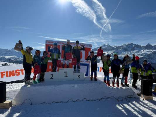 Le podest dla U12 di mituns, cun Mattia Valentini 2. y David Prinoth 3.
