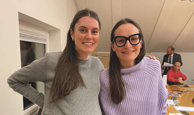 Verena Insam y Valentine Insam, che s&euml;urantuler&agrave; la nc&euml;ria coche assess&euml;ura de Chemun. 
