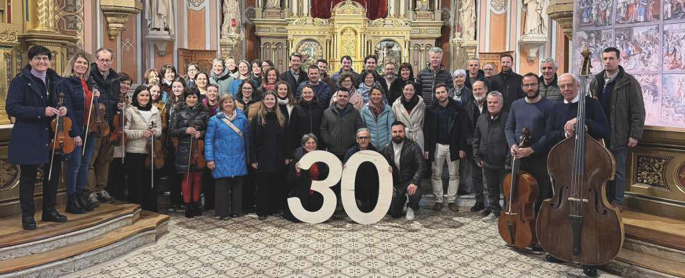 Per l iubileum &agrave; l Ensemble Gherd&euml;ina ciant&agrave; la santa m&euml;ssa a Urtij&euml;i, nvian i cum&euml;mbri de duc i 30 ani.
