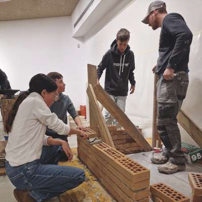 Friser, moler o murad&euml;ur: ch&euml;st&rsquo;ena &agrave; duta la scul&eacute;es y i sculeies dla segonda tlasses dla scoles mesanes de Urtij&euml;i y S&euml;lva ab&ugrave; l mesun scuvierjer n valgun mestieres
